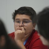 A 15 ans, Francisco Vera Manzanares, avec sa figure d'ado, n'en a pas moins déjà un discours bien affûté sur l'avenir de la planète. On le voit ici lors de la dernière COP 29 à Bakou. KEYSTONE/AP/Joshua A. Bickel